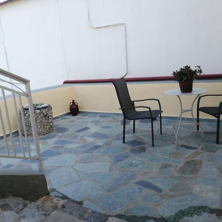 Apartamento Sunny Cozy House With Grand Courtyard Leonídion Exterior foto